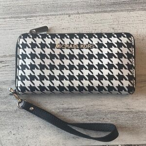 Authentic Michael Kors Monochrome Houndstooth Wristlet
